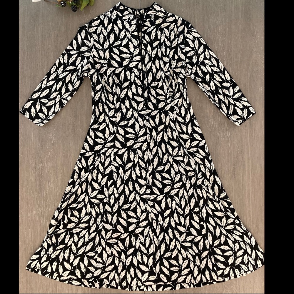 🧡 Vintage-style A-line dress w/ high button neck, black & beige leaf pattern, S